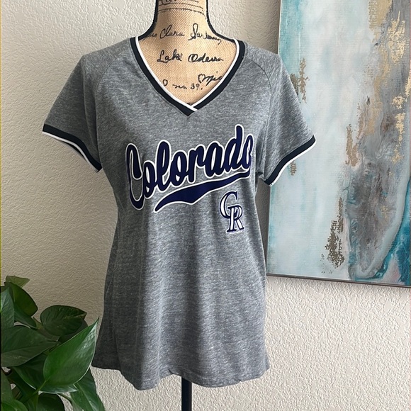 NWOT 5th & Ocean Womens MLB Colorado Rockies Baseball V-Neck Shirt New XL
#50A - Picture 1 of 6